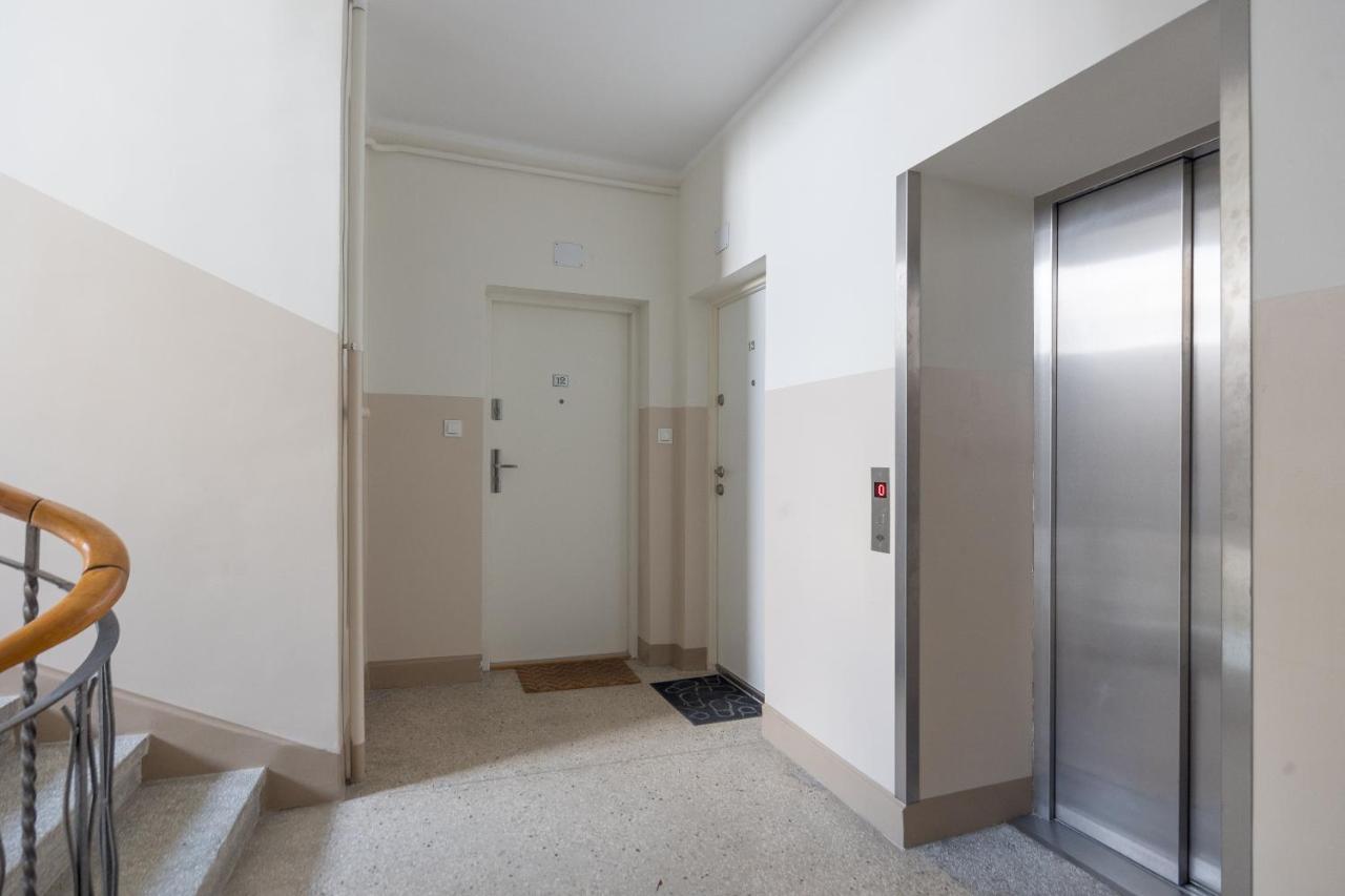 Metro Raclawicka Red Apartment 华沙 外观 照片